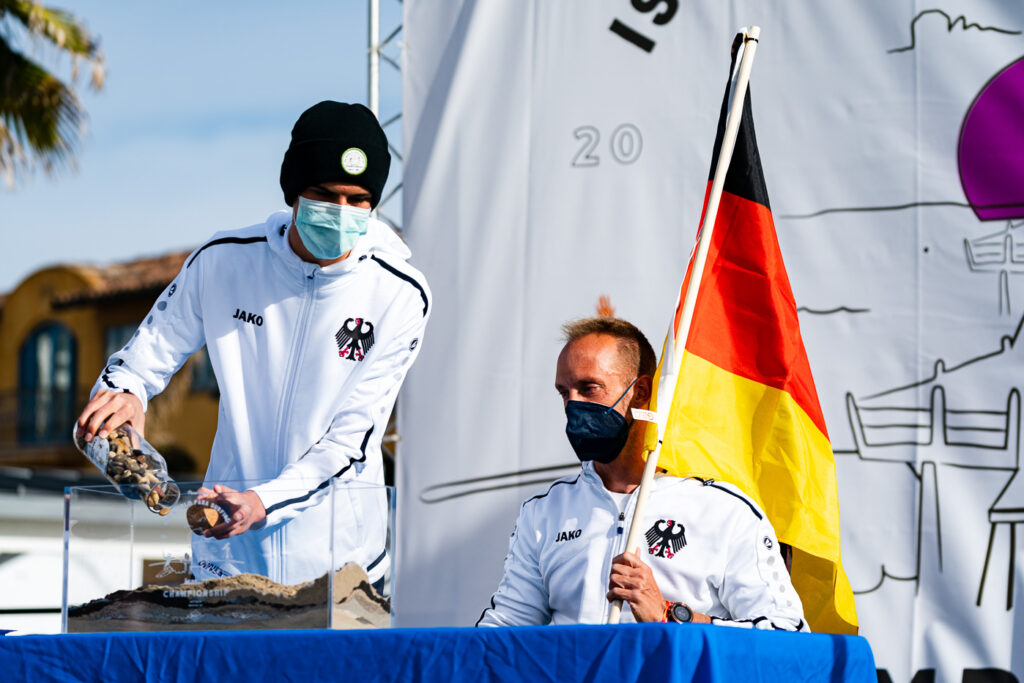 Ben Neumann (bei m Sandschütten) und Antonio Müller (mit Deutschlandfahne) bei der Eröffnungsfeier 2021