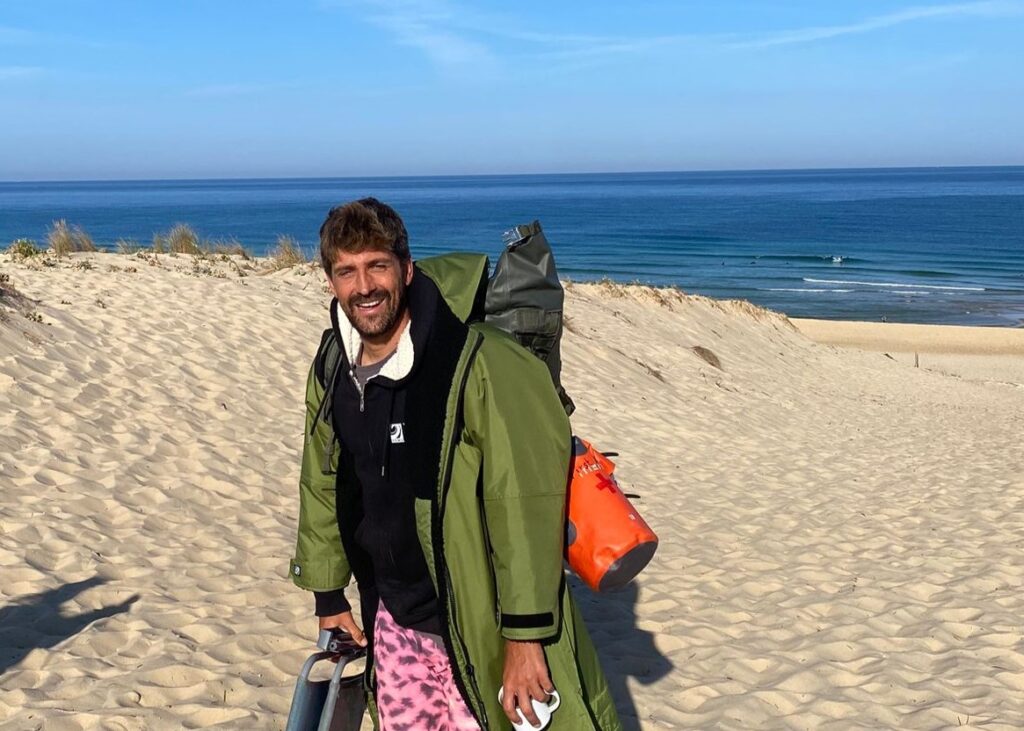 Ein Bild von einem jungen Mann am Strand