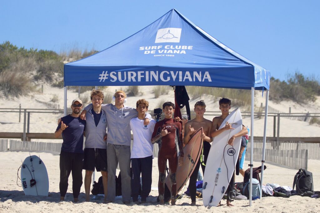 Eine Gruppe von Menschen am Strand