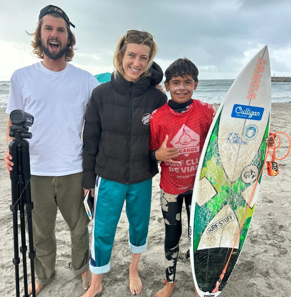 Surfer und Coaches am Strand