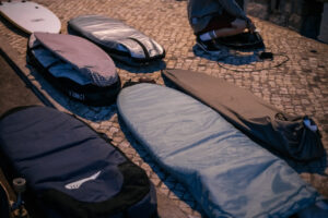 Boardbags am Bürgersteig